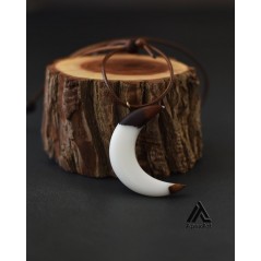 گردنبند چوبی طرح هلال مدل ماه پری
