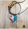 گردنبند چوبی و رزینی طرح قلب رنگ آبی فیروزه ای