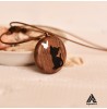 گردنبند چوبی و رزینی طرح گربه و پروانه