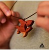 گردنبند چوبی طرح کوسه عصبانی