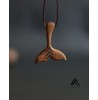 گردنبند چوبی طرح دم نهنگ