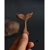 گردنبند چوبی طرح دم نهنگ