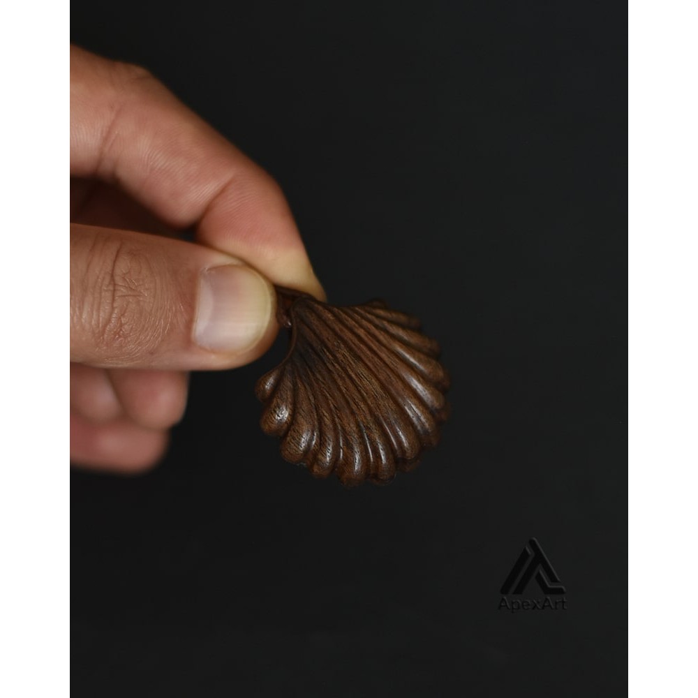 گردنبند چوبی طرح صدف