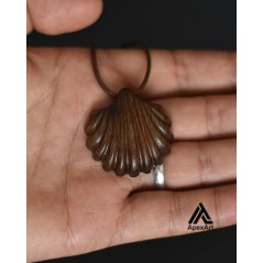 گردنبند چوبی طرح صدف
