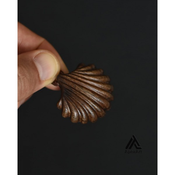 گردنبند چوبی طرح صدف